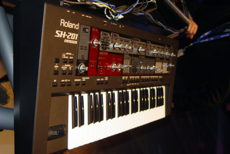 roland_sh201_1